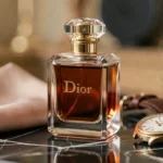 Flacon de parfum Dior homme haut de gamme posé sur marbre noir avec accessoires de luxe